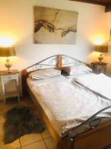 ein Schlafzimmer mit 2 Betten und einem Wandgemälde in der Unterkunft Ferienwohnung Feldmann in Freckenfeld