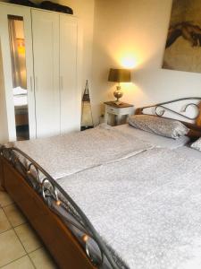sypialnia z dużym łóżkiem z lampką na stole w obiekcie Ferienwohnung Feldmann w mieście Freckenfeld