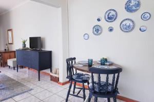 comedor con mesa y platos azules en la pared en Dutch on Tecoma, Wonderboom, Pretoria, en Pretoria