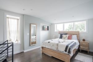 1 dormitorio con cama y ventana en Naturally Opulent - for Luxury-Seeking Travelers, en Covington