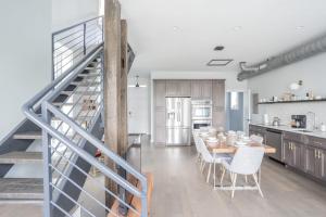 een keuken en eetkamer met een tafel en een trap bij Naturally Opulent - for Luxury-Seeking Travelers in Covington
