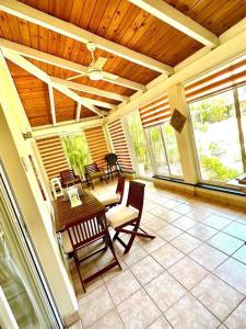 a screened in porch with a table and chairs at Villa Grupal en Metro Country Club. in La Fe