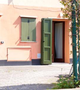 een gebouw met een groene deur en een raam bij Guest House Guicciardini in Reggio Emilia