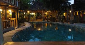 una piscina por la noche con luces. en Sunrise Lodge & Lounge, en Singaraja