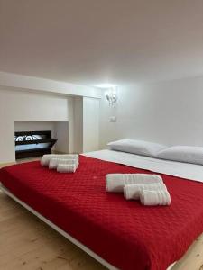 a large bed with two towels on top of it at Amore e Psiche in Scilla