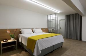 Postel nebo postele na pokoji v ubytování San Marino Suite Hotel