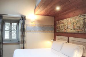 Hotel Ad Gallias tesisinde bir odada yatak veya yataklar