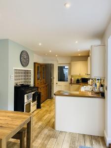 Kuchyňa alebo kuchynka v ubytovaní Ocean Terrace, Ilfracombe Spacious, Sleeps 8, Stunning Sea Views, Parking, Garden, Pet Friendly