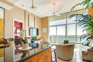 - un salon avec vue sur l'océan dans l'établissement Resort Condo with Balcony and Ocean Views, à South Padre Island