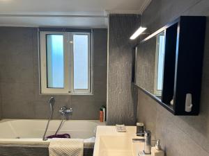 Φωτογραφία από το άλμπουμ του Renovated flat with Acropolis view στην Αθήνα