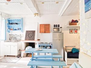 cocina con mesa azul y bancos azules en Loft Azzurro Old City Center, en Rio Marina 19 fotos más