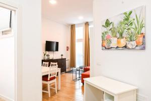 uma sala de estar com uma mesa e uma sala de jantar em For You Rentals Acogedor Apartamento de Dos Dormitorios en Madrid HDB12 em Madri