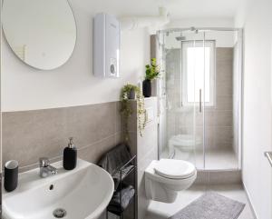 een badkamer met een wastafel, een toilet en een spiegel bij Moderne Stadtwohnung im Zentrum von Bottrop! in Bottrop
