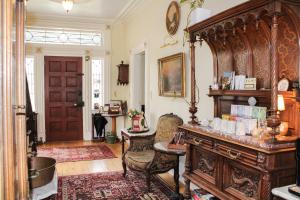 Cette chambre comprend une grande table en bois et une chaise. dans l'établissement The Borland House Inn, à Montgomery