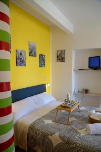 een hotelkamer met een bed en een tafel bij Guest House Guicciardini in Reggio Emilia