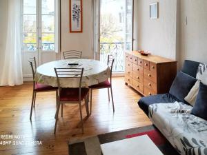 sala de estar con mesa y sofá en Appartement de 2 chambres a Bagneres de Luchon, en Luchon
