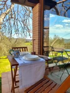 una mesa y sillas en un patio con vistas en Cottage La Dolce Agogia Panicale, en Panicale