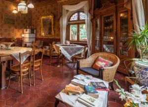 un comedor con mesas y sillas y una mesa con libros en Agriturismo Il Palazzino en Bibbona