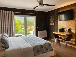 um quarto com uma cama e um ventilador de teto em Casa Carvalhal - Adults Only em Gis