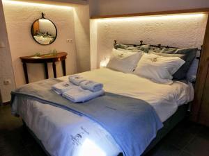 Ένα ή περισσότερα κρεβάτια σε δωμάτιο στο Keresbino Hydra Port House