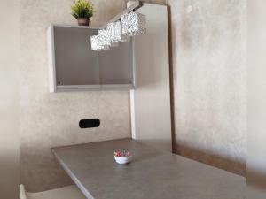 een keuken met een tafel en een kroonluchter bij B&B Corte del Centro in Novate Milanese