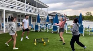 Un groupe de gens jouant au frisbee dans l'établissement Cape Cod Family Resort and Parks, à West Yarmouth