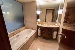 Um banheiro em Sheraton Mendoza Hotel