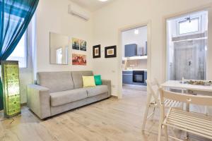 - un salon avec un canapé et une table dans l'établissement Angolo Marconi Seaside Apartment, à Salerne