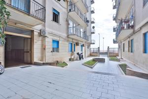 Une rue vide dans un immeuble d'appartements dans l'établissement Angolo Marconi Seaside Apartment, à Salerne