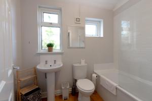 A bathroom at Liverpool Delight: Cosy Single Room