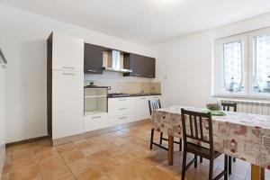 a kitchen and dining room with a table and chairs at Casa Vacanze Il Torchio in Calice al Cornoviglio