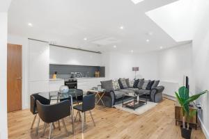 un soggiorno con divano e tavolo di Bank/Monument apartment a Londra