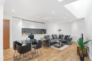 a living room with a couch and a table at Bank/Monument apartment in London