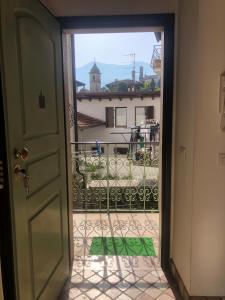 eine offene Tür zu einem Balkon mit Blick auf ein Gebäude in der Unterkunft Hotel Sole Holiday in Arco