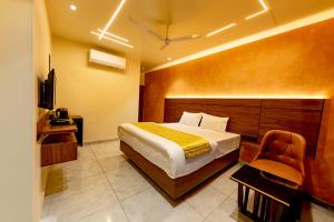 a bedroom with a bed and a chair in it at Uphills boutique hotel in Kallar Vattiyar