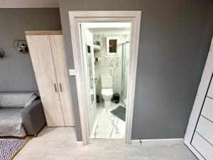 Bilik mandi di Cozy Studio Paphos