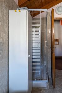 アオスタにあるExcenex Apartmentのバスルーム(ガラスドア付きのシャワー付)