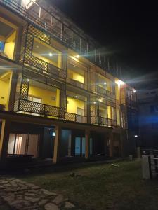 apartamentowiec w nocy z włączonymi światłami w obiekcie BONO MOTELS w mieście Naran