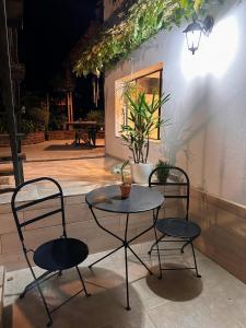 two chairs and a table and a table and two chairs at ROOM Ingá Puerto in Colón +1 photo