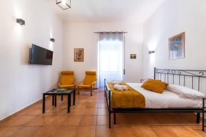 ローマにあるGianicolense Apartmentのベッドルーム1室(ベッド1台、椅子2脚付)