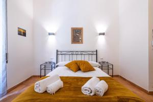 ローマにあるGianicolense Apartmentのベッドルーム1室(タオル付)