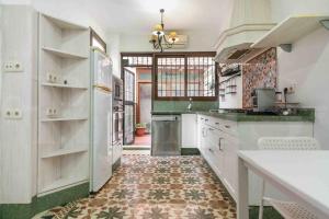 Cucina o angolo cottura di Charming apartment with private patio by REMS