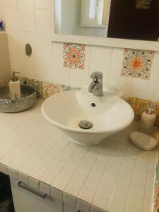 łazienka z białą umywalką na blacie w obiekcie Ferienwohnung Feldmann w mieście Freckenfeld