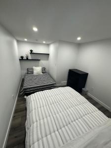 Cama o camas de una habitación en Cozy Escape Near Airport