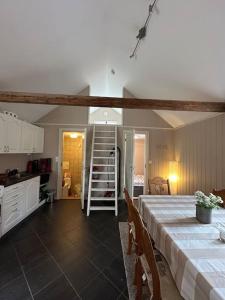 een keuken en een eetkamer met een tafel en een keuken gmaxwell gmaxwell bij Lite hus til leie sommeren 2024 in Arendal