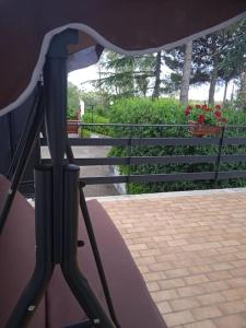 尼科洛西的住宿－Tenuta SGB - Il profumo del vino Etna Nicolosi，阳台配有桌子和摄像头