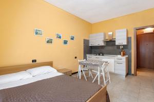 1 dormitorio con 1 cama y cocina pequeña en Casa Vacanze Il Torchio Due, en Pegui
