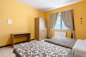 um quarto com uma cama, uma cómoda e uma janela em Casa Vacanze Il Torchio Due em Pegui