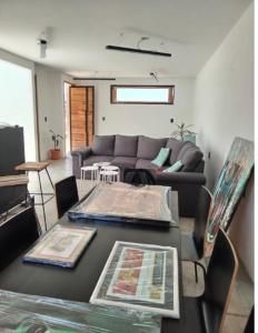 uma sala de estar com um sofá e uma mesa em Apartamento Loft Centrico Amecameca em Amecameca de Juárez