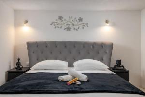 Un dormitorio con una cama grande con un cabecero grande. en Home Nikola, en Podstrana 22 fotos más